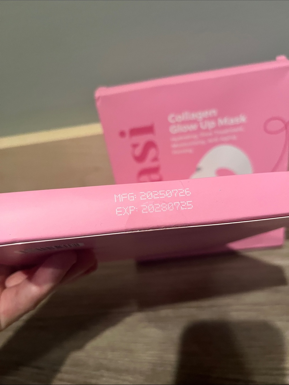 Quasi glow up mask (8 count) - Picture 2 of 3